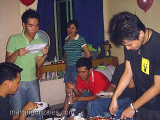 I'm slicing the cake while Franciz reads Rodney's letter